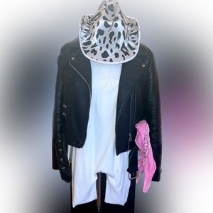 turtleneck romper never worn, Dress this up or down for a casual or night out.